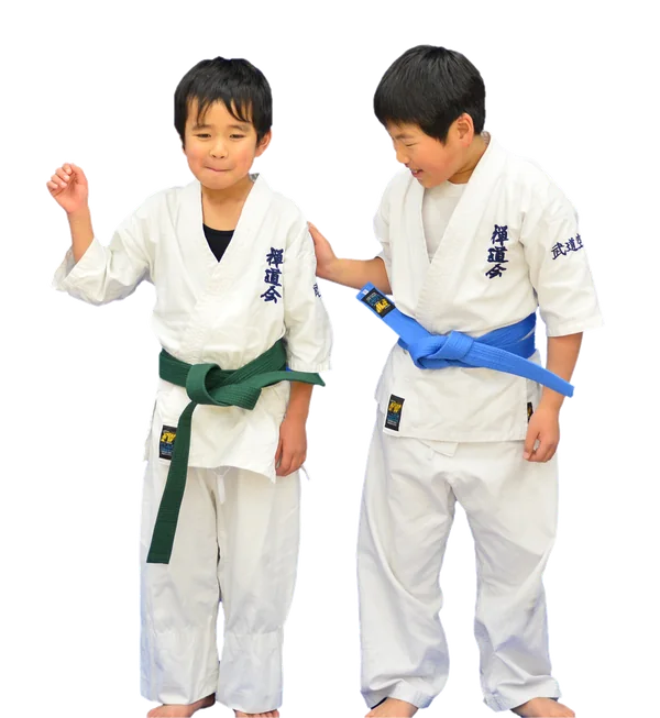 緑帯と青帯の子供たちが並ぶ様子