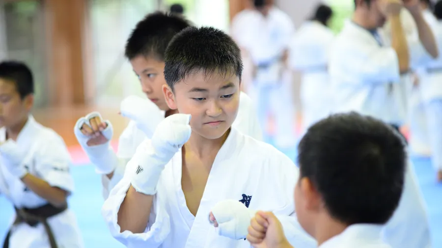 ミット打ちの稽古をする子供たち