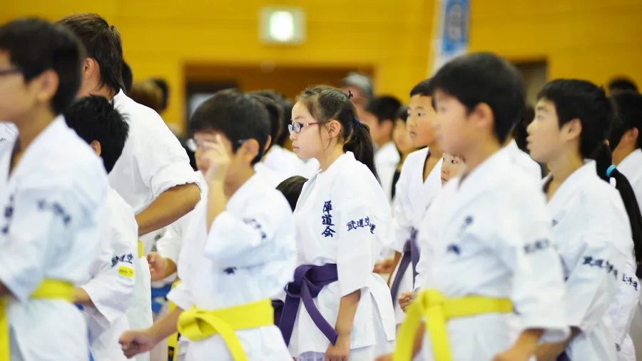 黄帯を締めて整列する子供たち