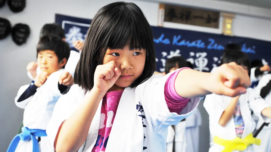 正拳突きの稽古に励む子供たち