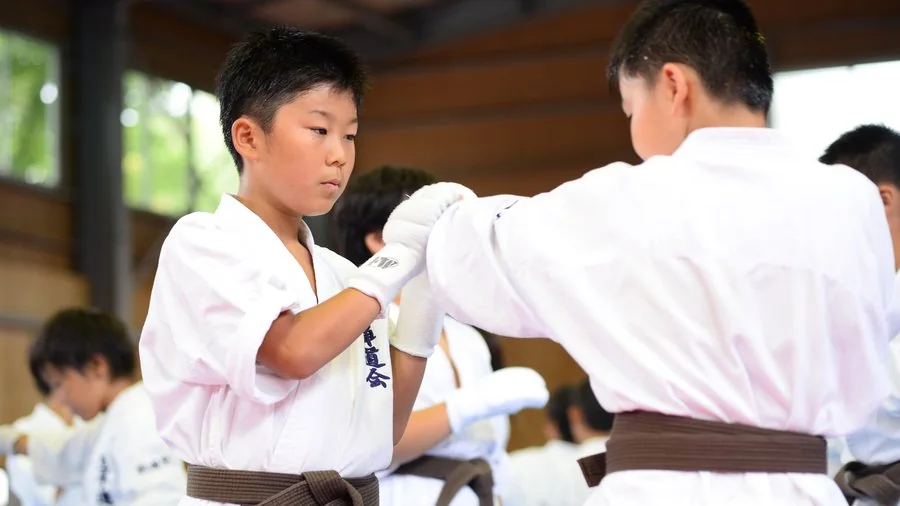グローブを着けて安全に組手の稽古をする子供たち