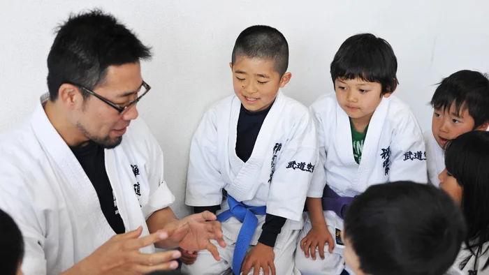指導員が子供たちに手ほどきをする様子