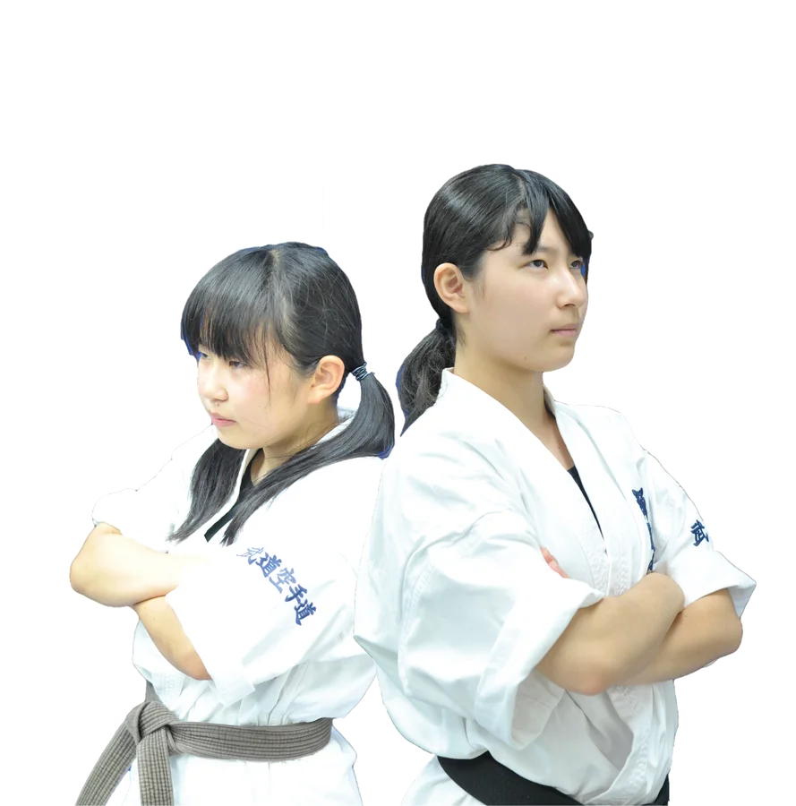 背中合わせに立つ道着姿の女の子二人